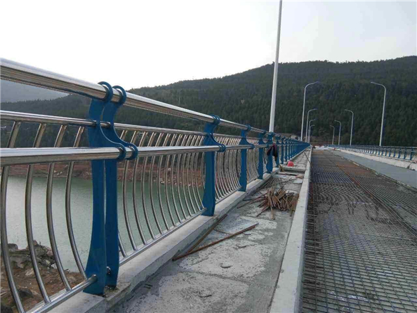 铜仁不锈钢桥梁护栏的特点及其在桥梁安全中的重要作用