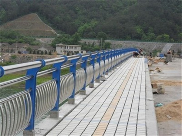 铜仁不锈钢桥梁护栏的特性及其在现代建筑中的应用